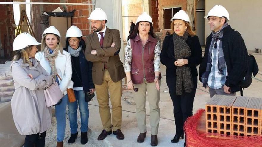 La consejera (d) visitó las obras el colegio.