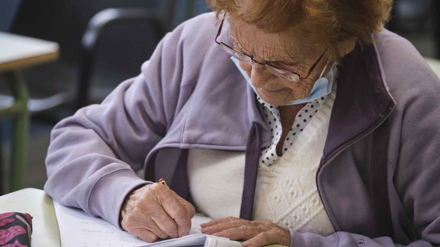 Enseñanza en Tenerife: «Comencé en la escuela con 85 años»