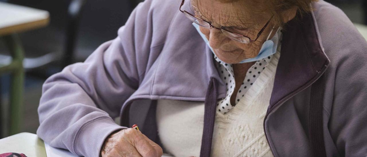 Enedina González, de 92 años, que lleva siete acudiendo a clave.