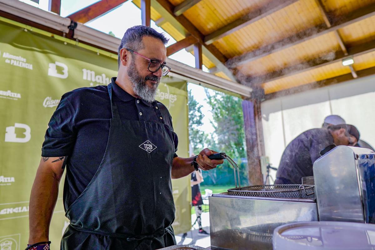 Mario Argüelles, durante el cocinado.| Palencia Brava
