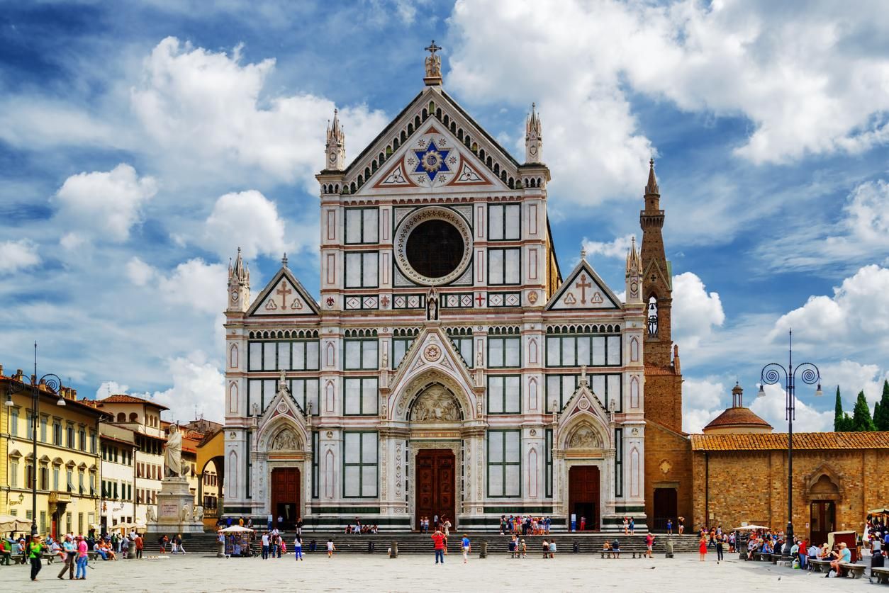 La Basílica de la Santa Croce es el lugar de descanso de figuras como Dante Alighieri o Miguel Ángel
