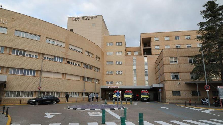 Un brote en una de las plantas covid del Hospital General de Castelló afecta a ocho sanitarios