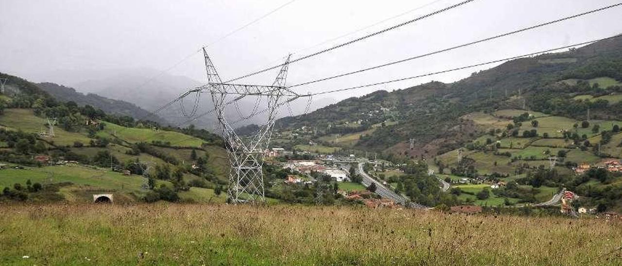 Torretas de alta tensión en el pueblo de Ronzón, en Lena.