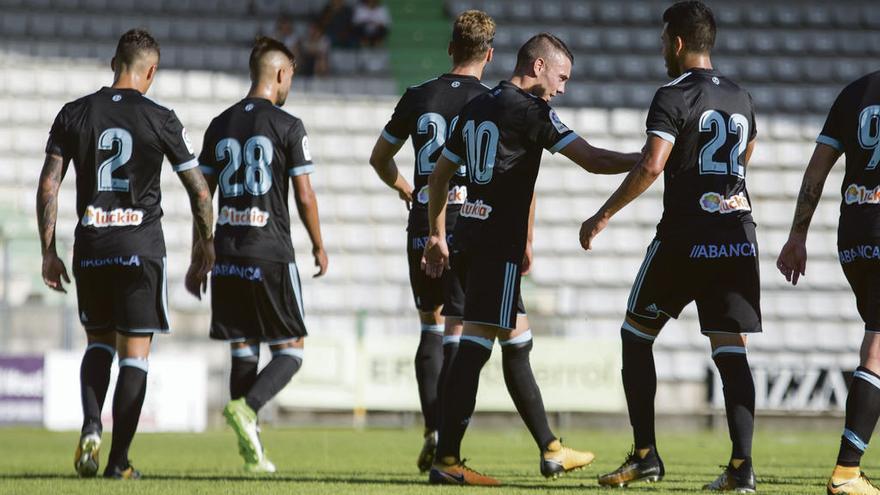 Cabral felicita a Aspas. // Suso Carleos (LOF)