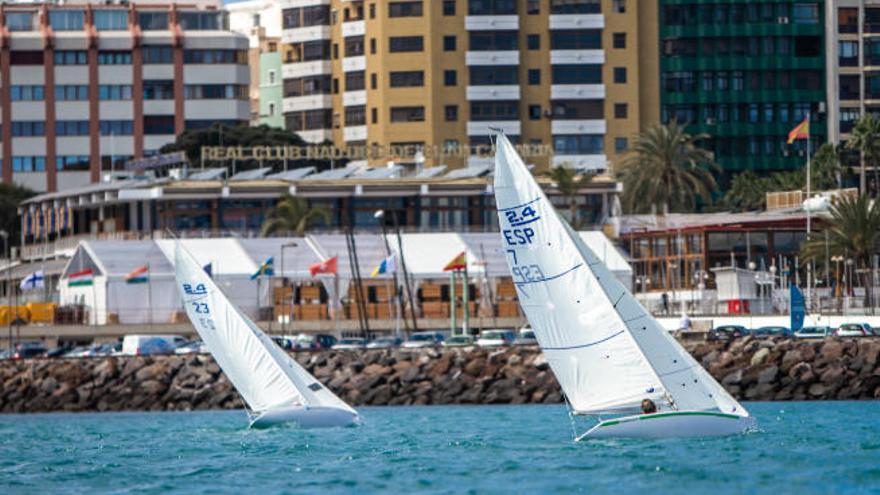 Embarcaciones de la clase 2.4 mR navegando frente al RC Náutico de Gran Canaria.