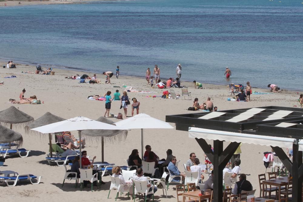 Turistas y locales disfrutan de un día de playa