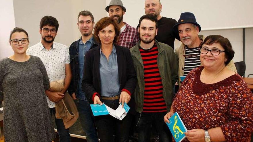 Los componentes de los grupos de los Alcuentros de Músiques Asturianes posan junto a Ana Montserrat López, concejala de Cultura, ayer, en el Antiguo Instituto.