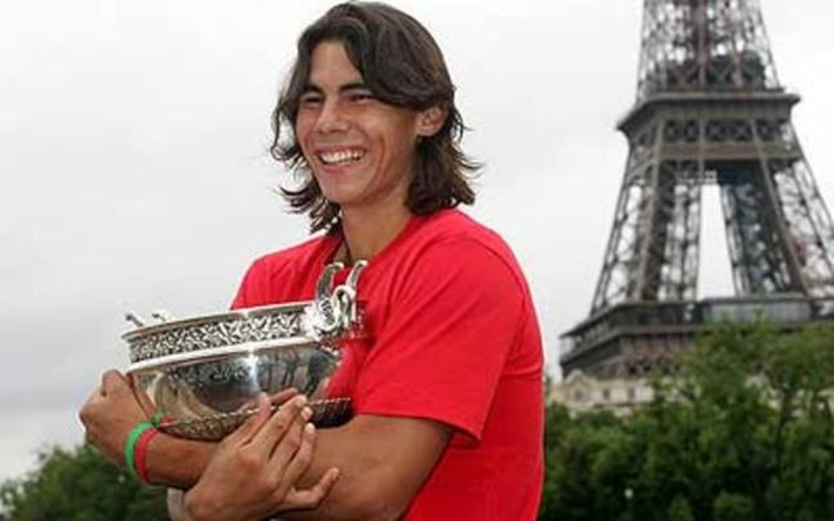 Rafa Nadal, davant la Torre Eiffel amb el trofeu de Roland Garros, un dels Grand Slam que ha aconseguit el 2010. Rafa Nadal, davant la Torre Eiffel amb el trofeu de Roland Garros, un dels Grand Slam que ha aconseguit el 2010.