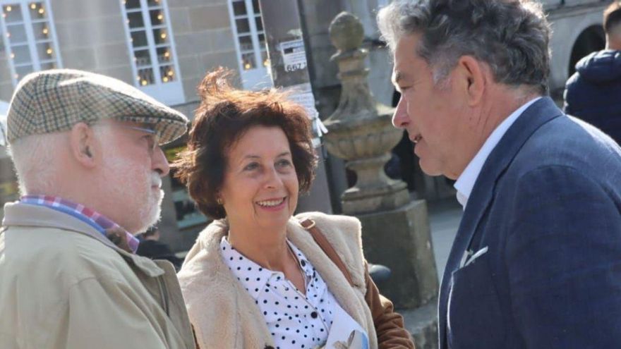 Lores charla con unos vecinos en la calle.