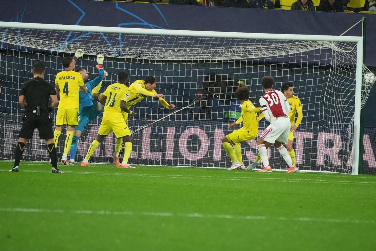El gol del empate del Ajax, anotado por Gloukh