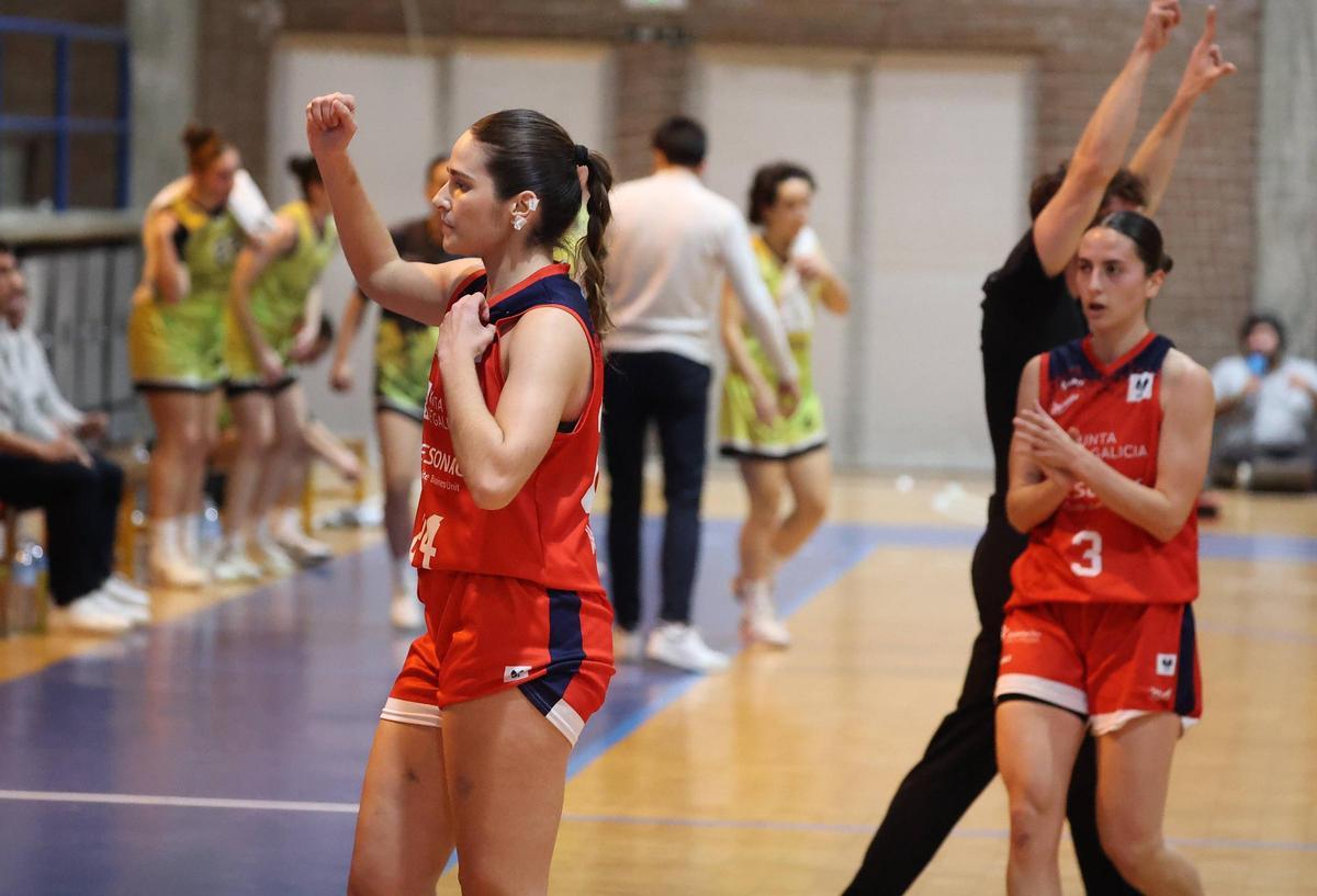Sofía Arcos, con el puño en alto, y Nuria Ríos celebran un triunfo de Maristas esta temporada.