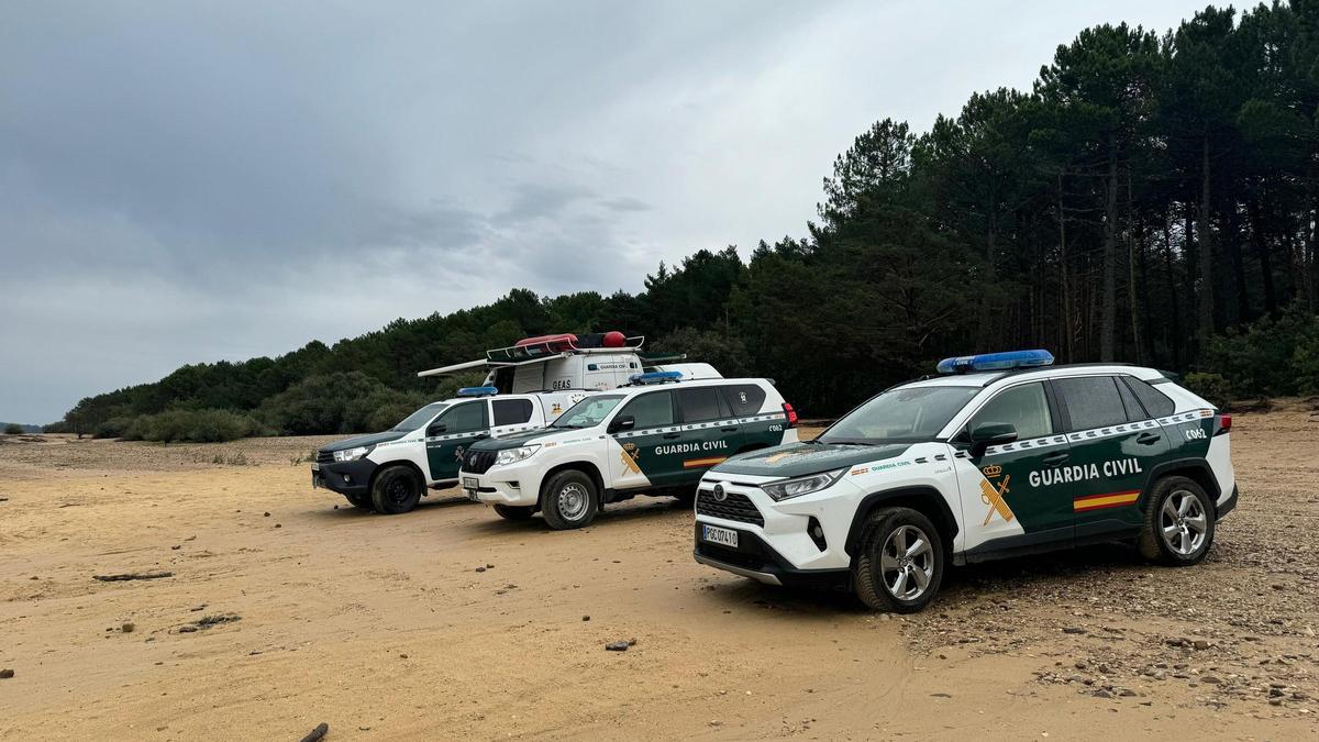 Varios vehículos de la Guardia Civil.