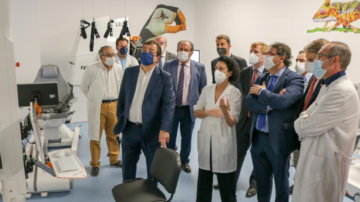 Vara y Vergeles en la inauguración de la nueva unidad robótica, junto a Gragera, Caballo y resto de responsables de la entidad y el hospital.