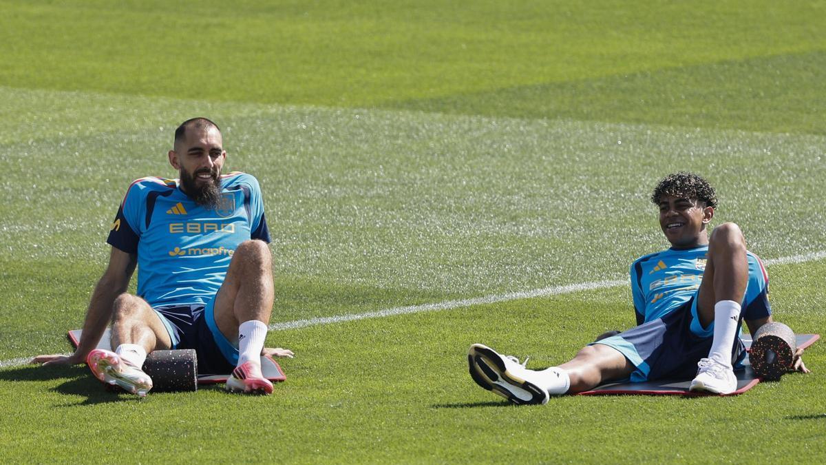 Borja Iglesias y Lamine Yamal, durante el primer día de entrenamiento de la selección española en Las Rozas.