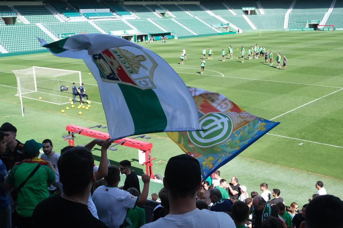 Banderas del Elche ondean durante el acto de apoyo de sus aficionados
