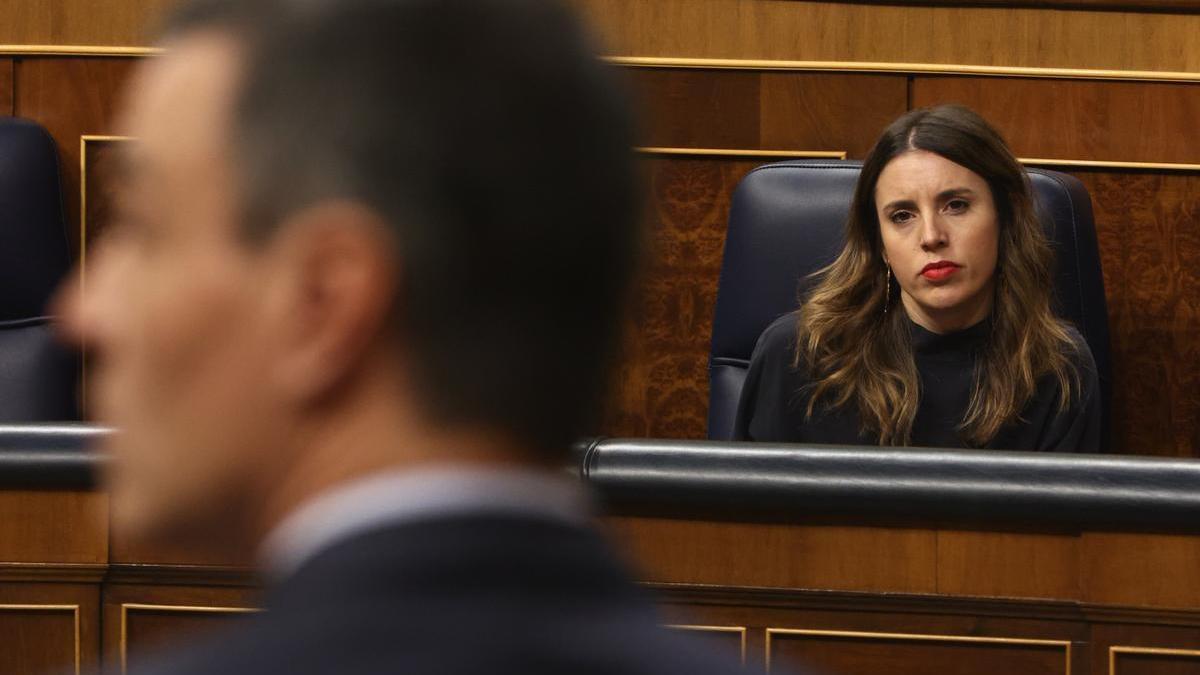 El presidente del Gobierno, Pedro Sánchez, con la ministra de Igualdad, Irene Montero, este miércoles en el Congreso.