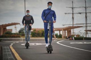 Santa Cruz obligará a todos los conductores de patinetes a llevar casco y creará carriles "diferenciados"