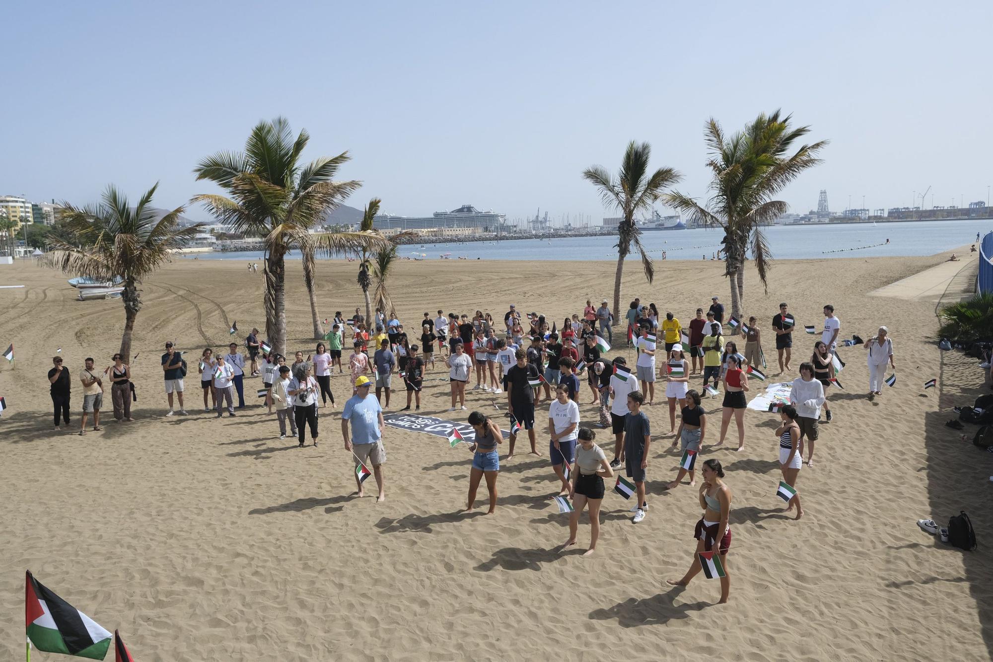 500 banderas por Palestina en la playa de Las Alcaravaneras.