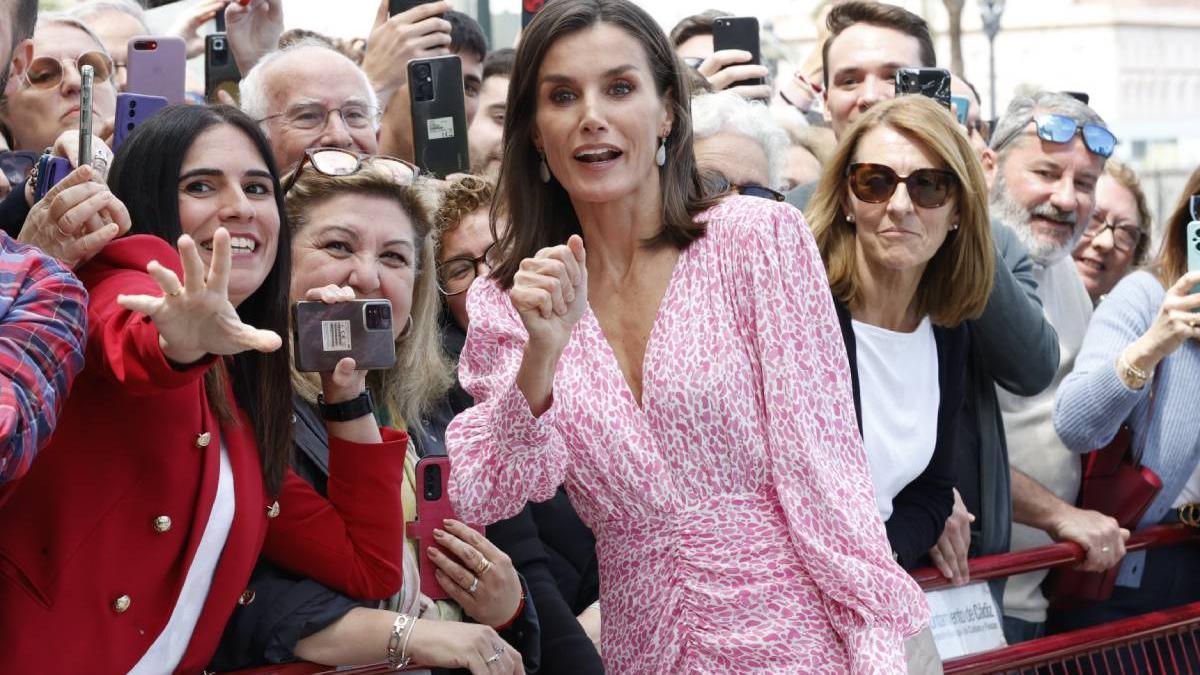 El significativo regalo que la reina Letizia ha recibido en Cádiz y ha emocionado al rey Felipe