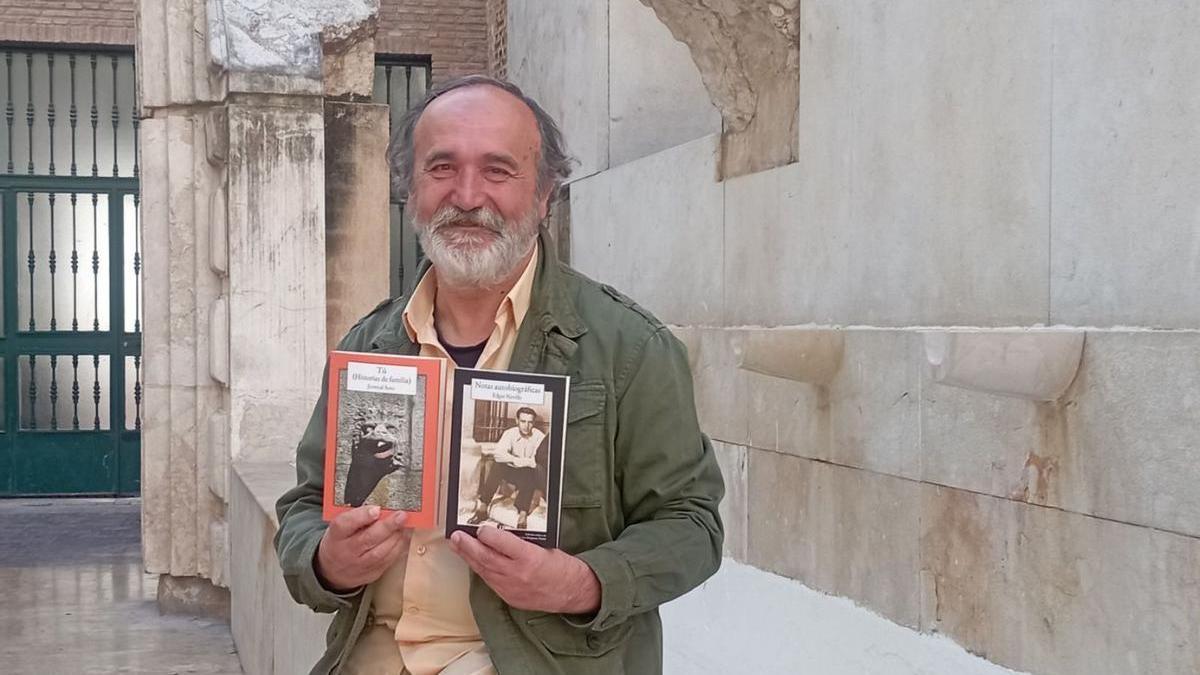 Francisco Javier Rodríguez, con los último libros de Azimut, este mes en la plaza de las Flores.