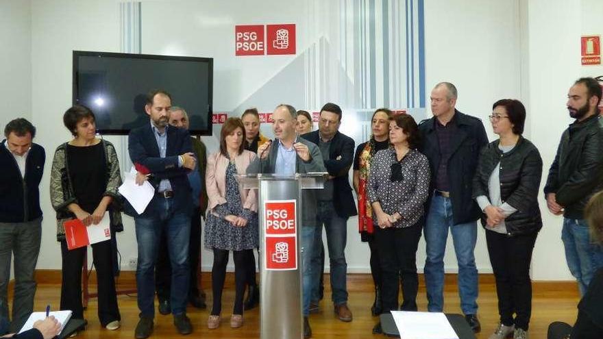 Miembros del PSdeG provincial, durante la presentación de la moción, ayer.