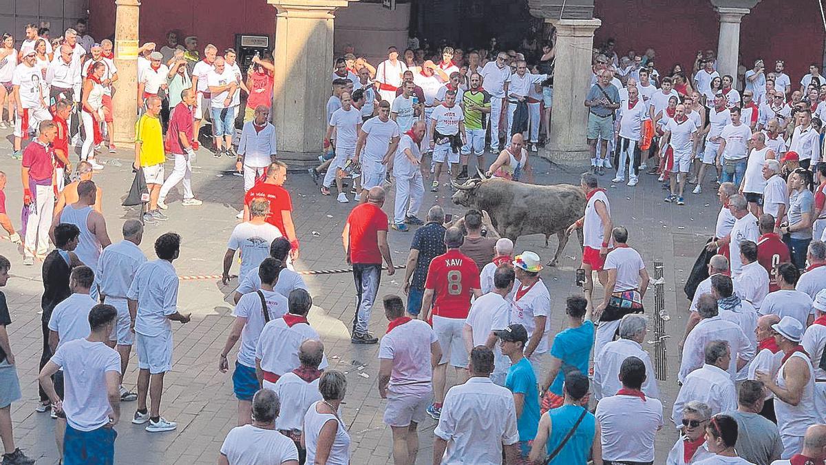 Los turolenses disfrutaron en la tarde del lunes de los ensogados recorriendo la plaza del Torico.