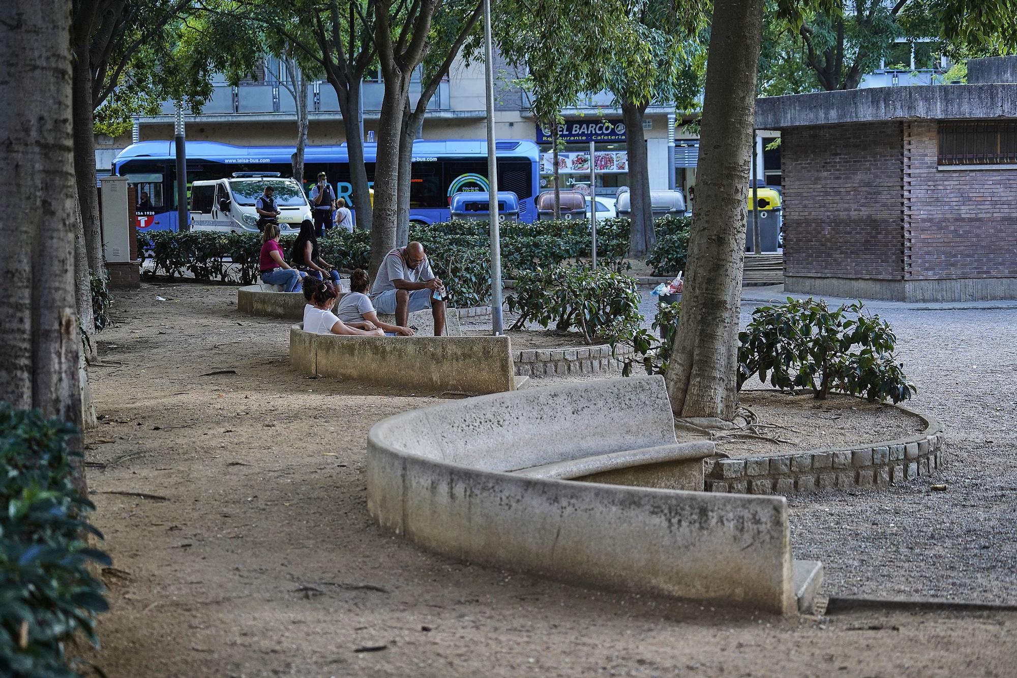 Les famílies reclamen un espai a la plaça del Barco per jugar a pilota