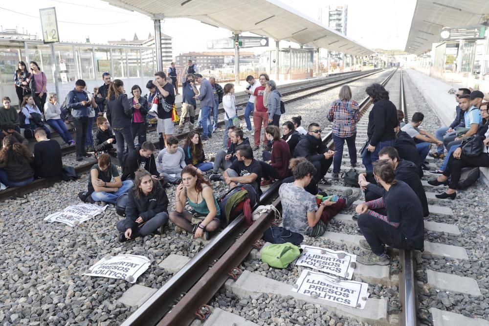Tallen les vies a l''estació de Girona en protesta pels "presos polítics"