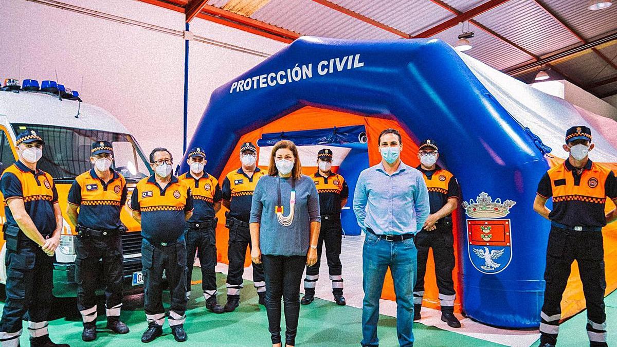 La alcaldesa, el concejal y personal y  voluntarios de Protección Civil.