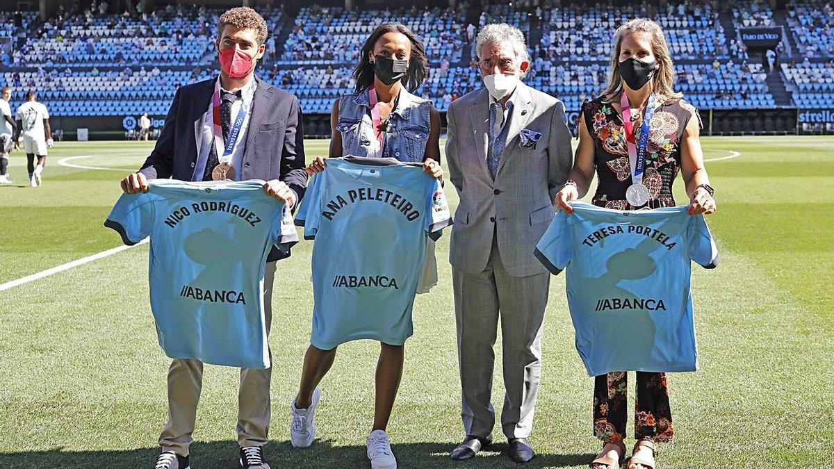 Nico Rodríguez, Ana Peleteiro, Carlos Mouriño y Teresa Portela, ayer, en Balaídos. // MARTA G.BREA