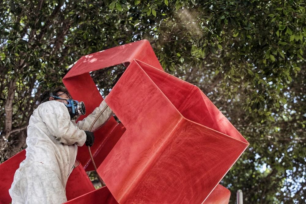 La limpieza y reparación de la escultura de Ricardo Ugarte.