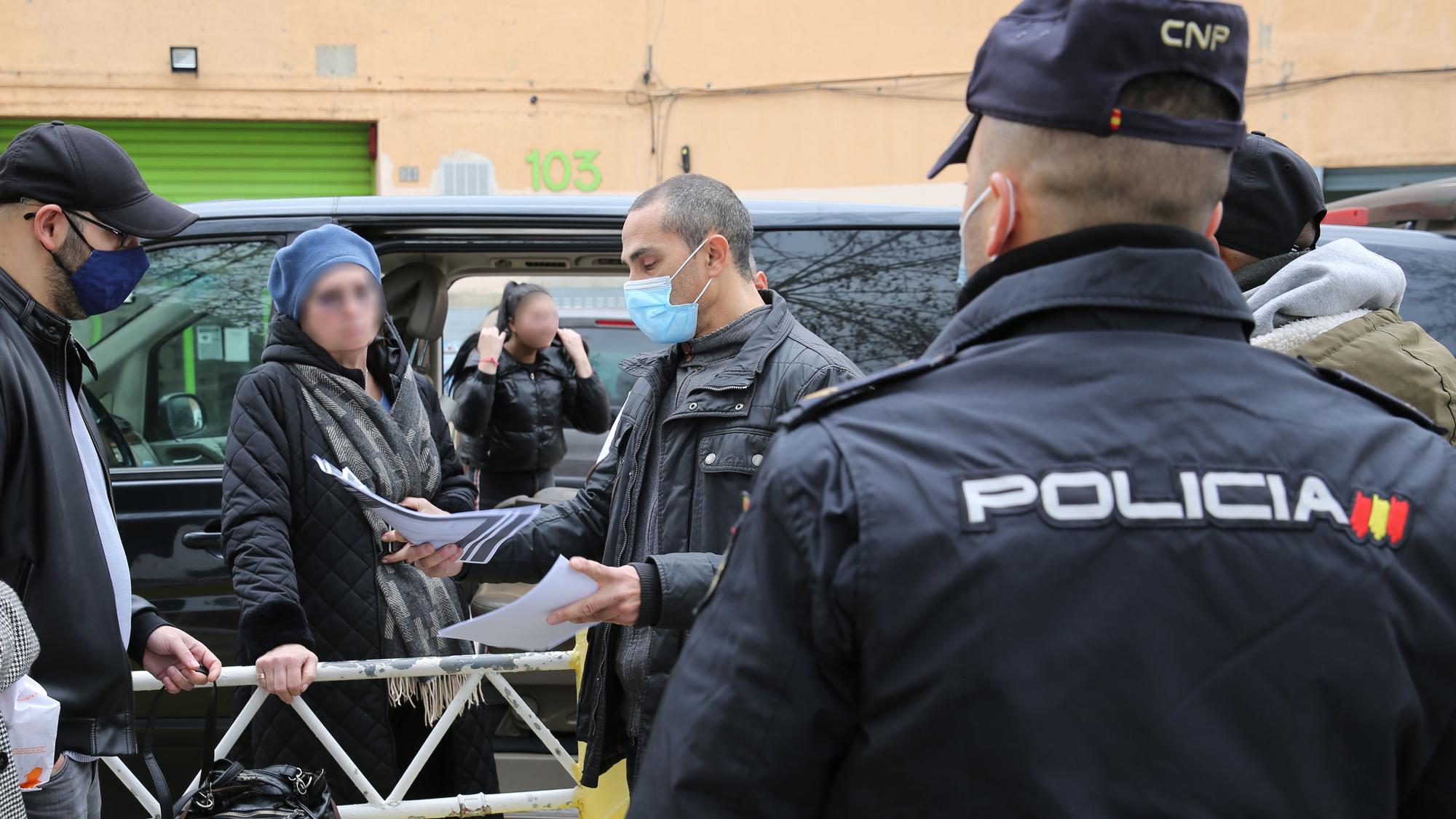 Sant Adrià del Besòs 10/03/2022 Sociedad. Llegada de una furgoneta procedente de la frontera con Polonia, com varias familias de refugiados, que son revisadas por la policia nacional. La hora de llegada ha sido sobre las 11h. en el polígono industrial de Sant Roc. FOTO de RICARD CUGAT