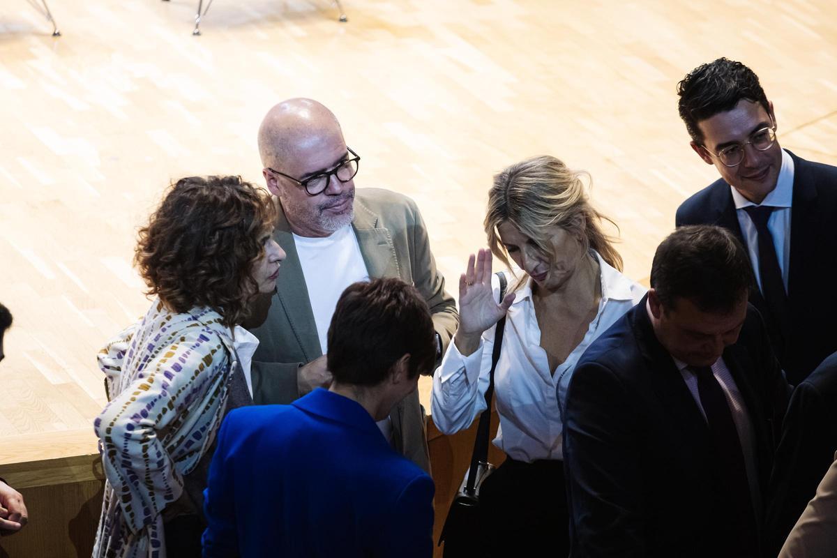 La ministra Montero (izquierda) habla con el líder de UGT, Unai Sordo, y la ministra Yolanda Díaz en un acto  de homenaje a la víctimas de la guerra y la dictadura