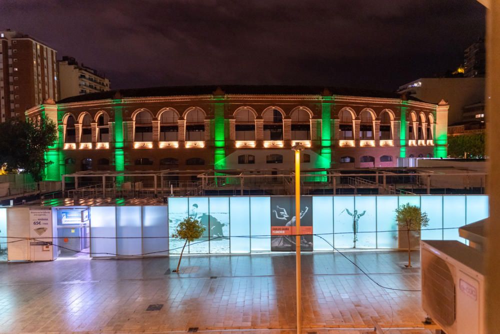 La Malagueta se ilumina para homenajear a los sanitarios