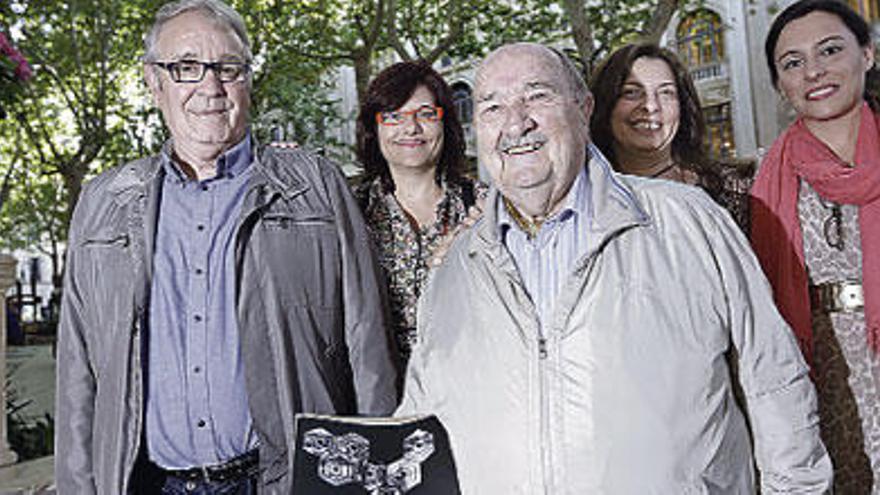 Jaime Canudas, uno de los fundadores de ASIMA, junto a los profesionales que han trabajado en el libro de los cincuenta años del polígono.