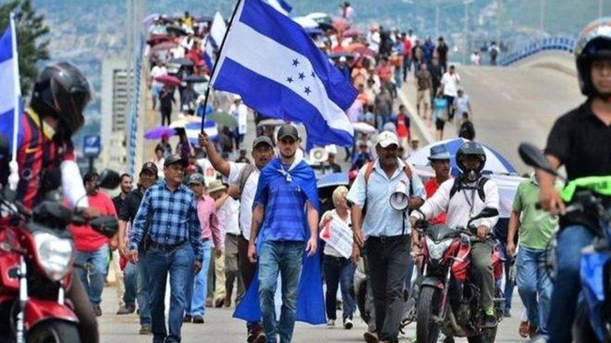 Hondureños salen a las calles para pedir la renuncia de su presidente