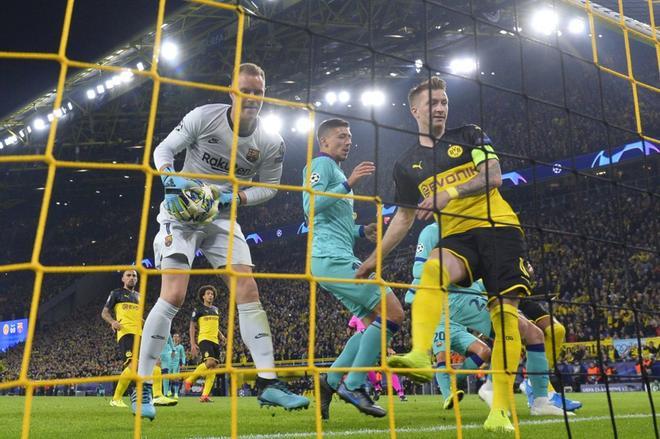 Marc-Andre ter Stegen portero del FC Barcelona tras detener el penalty de Marco Reus durante el partido del grupo F de la Champions League entre el Borussia Dortmund y el FC Barcelona en Dortmund,