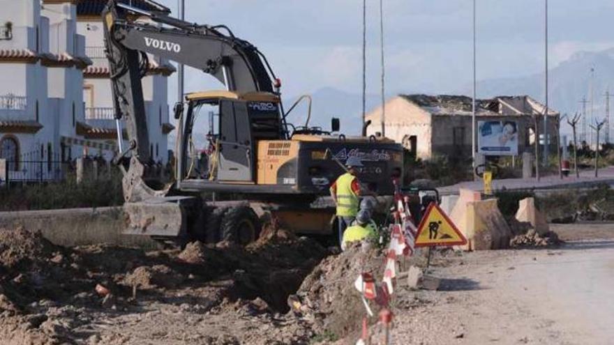 Vecinos de El Oasis dicen que la parálisis de las obras los ha dejado &quot;empantanados&quot;