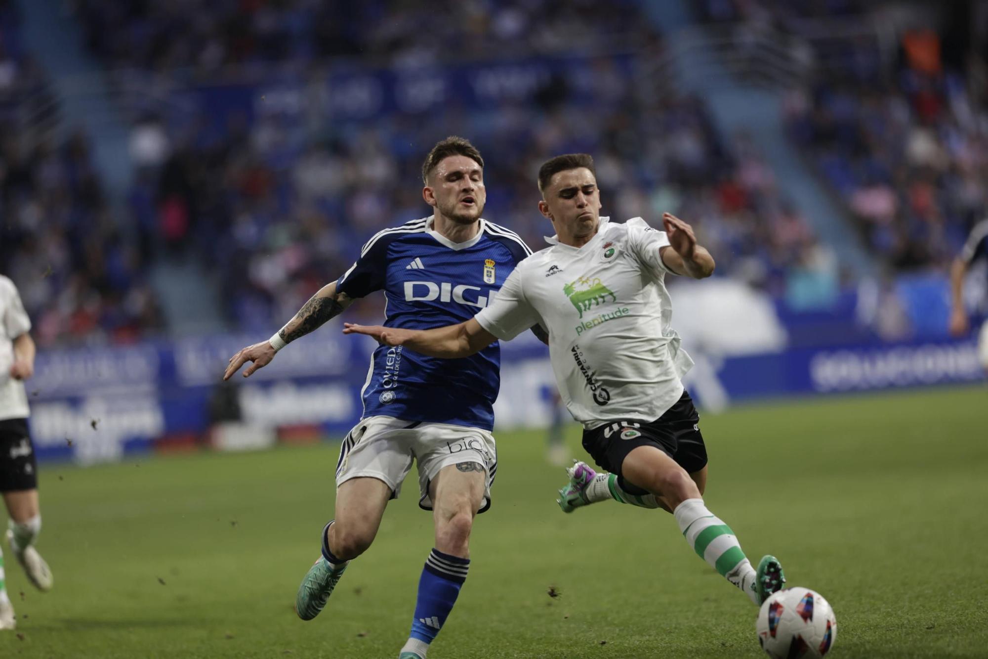 EN IMÁGENES: Partido y ambientazo del Real Oviedo-Racing de Santander disputado en el Tartiere