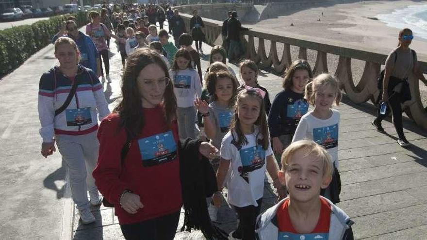 Un paseo de los alumnos del Zalaeta para luchar contra la leucemia