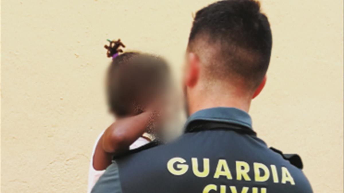 La Guardia Civil auxilia a una menor de 3 anos que se encontraba sola y asomada al balcon de su casa