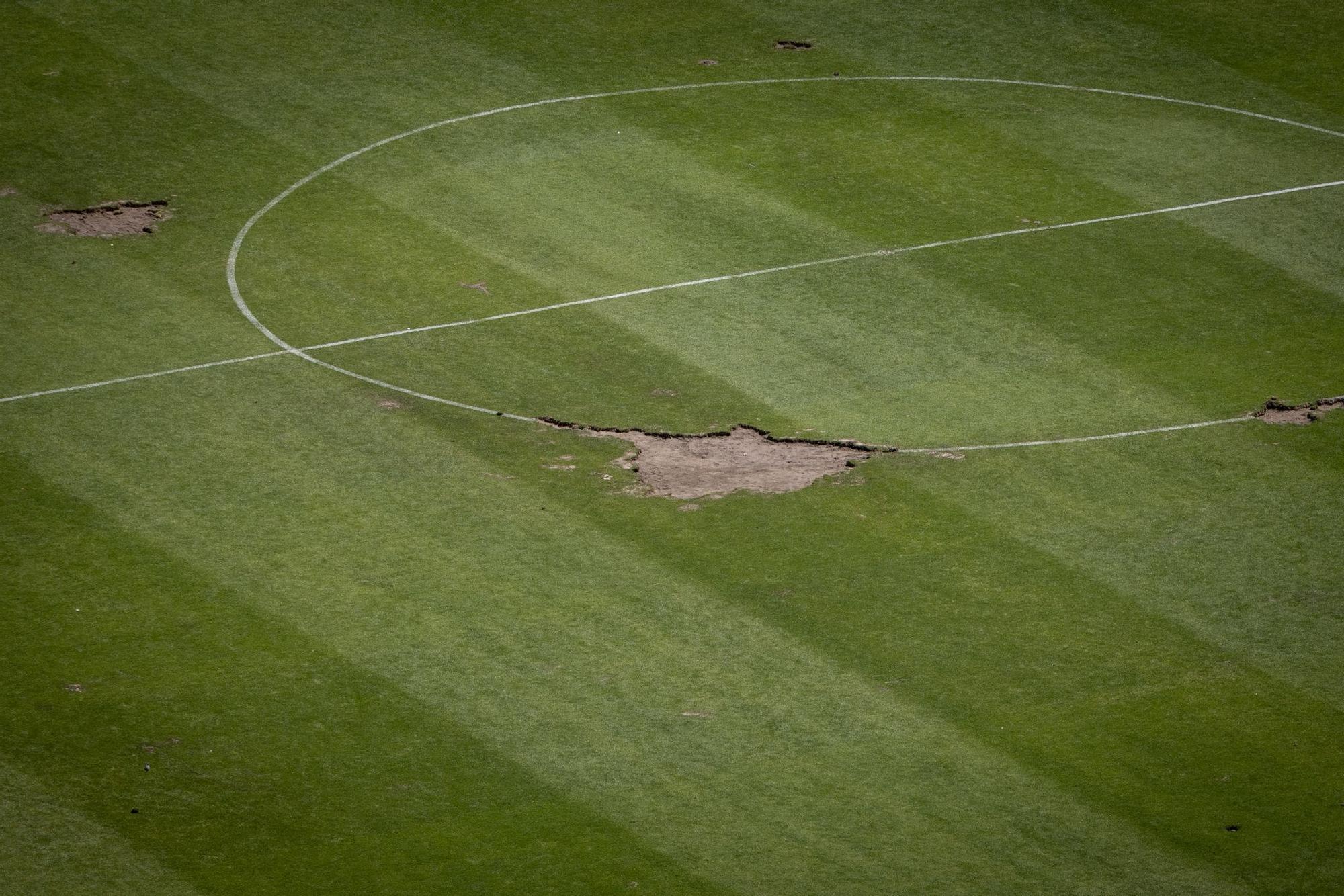 En imágenes | Desmontaje de los focos de La Romareda y estado del campo tras el último partido antes de la demolición