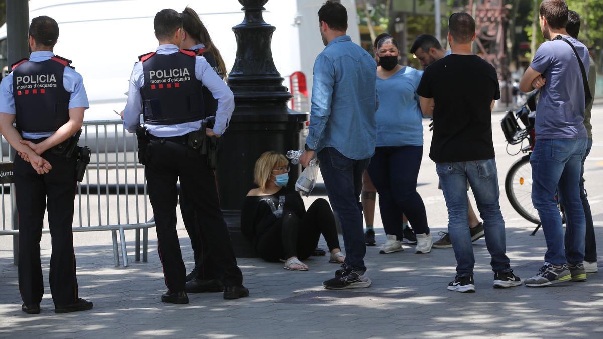 Operación de los Mossos contra carteristas en el paseo de Gràcia de Barcelona