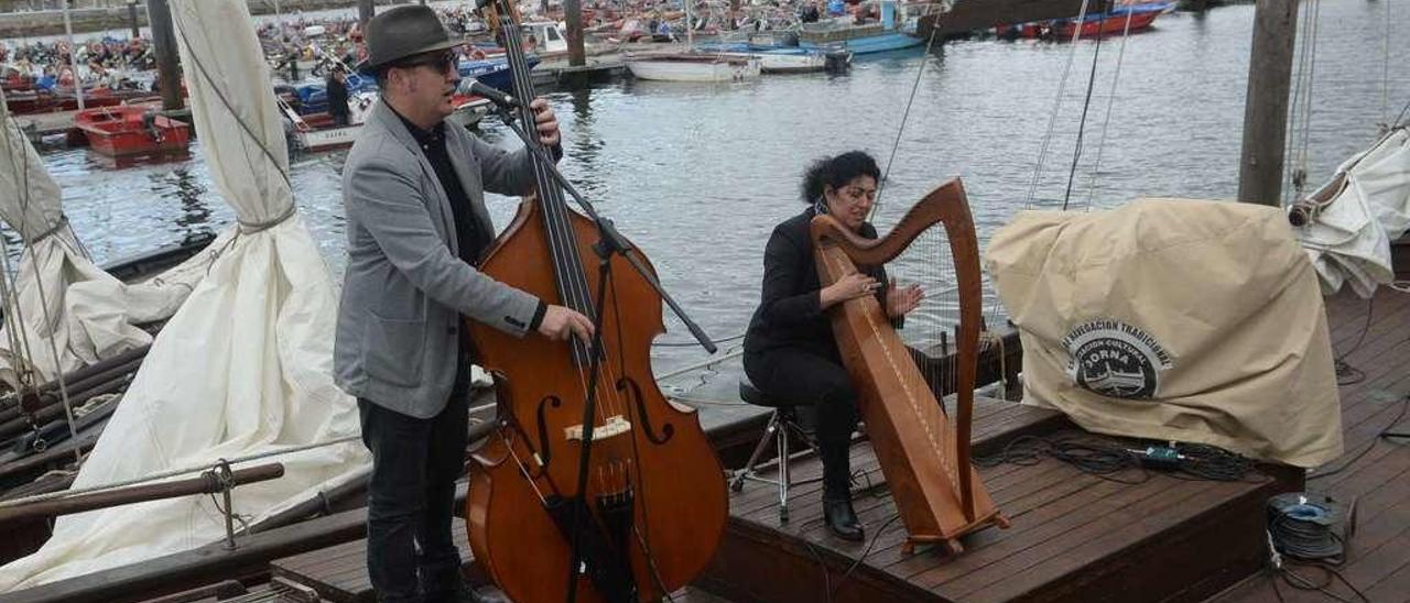 Clara Pino y Pablo Vidal, en una actuación en A Illa de Arousa. // Noé Parga