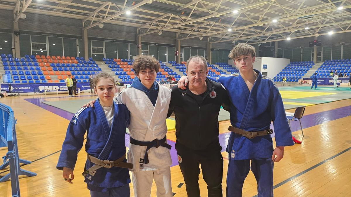 Elena y María Bahamonde, con Juan Meana y el delegado provincial de judo.