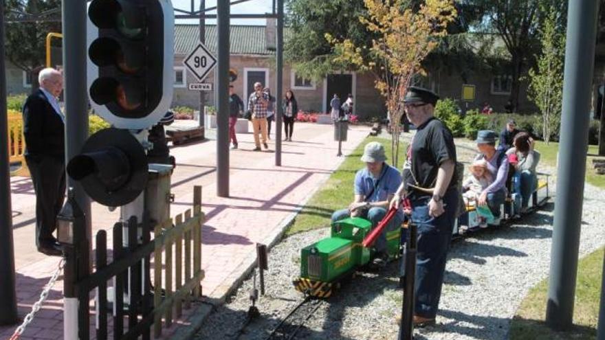 Encuentro de amantes del ferrocarril en Ourense.  // Jesús Regal