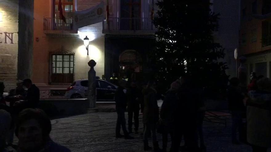 Tranquilidad a primera hora en la plaza de España de Callosa a la espera de la retirada de la Cruz de los Caídos