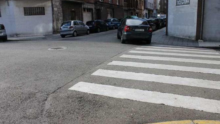 Esquina de El Natahoyo en la que se ha ejecutado la rebaja de aceras donde no hay un paso de peatones.