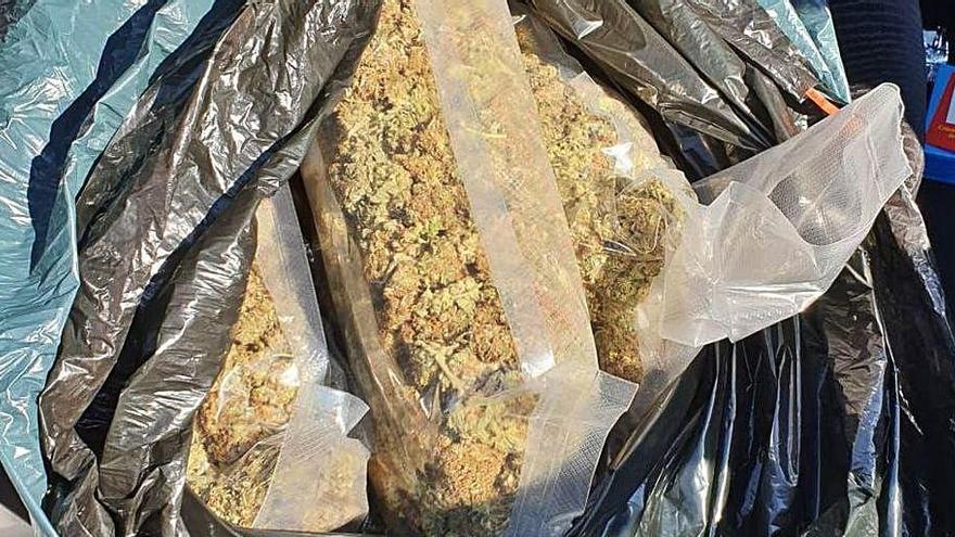 Els paquets de marihuana intervinguts per la policia.