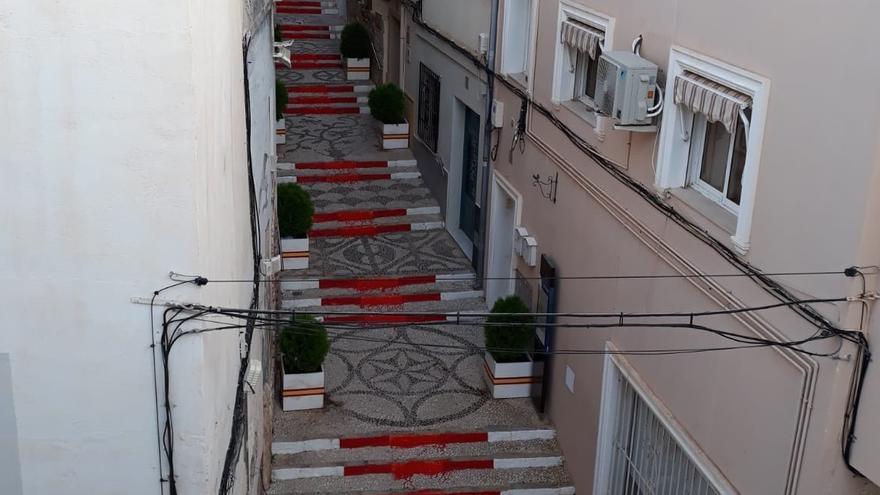 La escalera de la bandera española de Calp amaneció ayer con las franjas amarillas pintadas de rojo